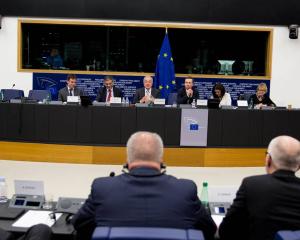  La commission spéciale sur l'évasion fiscale se hâte lentement