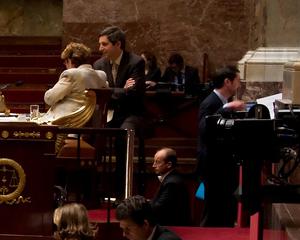 La loi anti-casseurs passe dans le tumulte