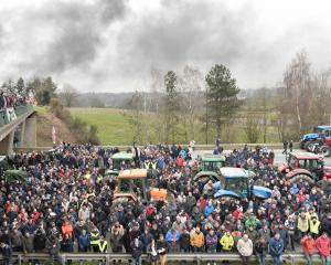 Agriculteurs : Valls annonce une baisse des charges de sept points