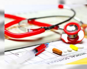 Fillon présente un nouveau plan santé, ses adversaires ironisent