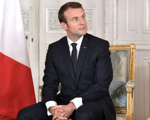 Revenu universel : quelles différences entre Macron et Hamon ?